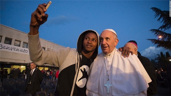 
Một người di cư may mắn được selfie cùng giáo hoàng Francis nhân chuyến thăm đến trại tị nạn ở Rome, Ý hồi tháng 3 vừa qua.