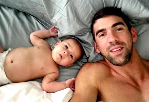 
“Huyền thoại” bơi lộ Mỹ Michael Phelps selfie cùng con trai.