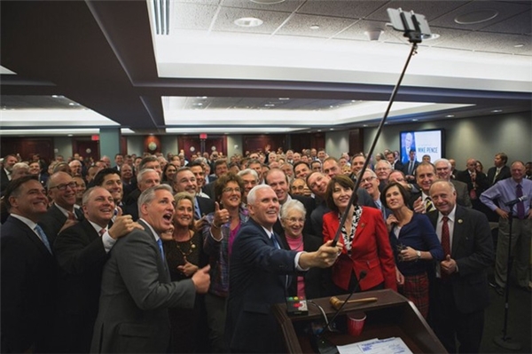 
Hình ảnh phó tổng thống Mike Pence selfie với các nghị sĩ đảng Cộng Hòa bị “ném đá” khi có toàn người da trắng, thiếu sự đa dạng sắc tộc.