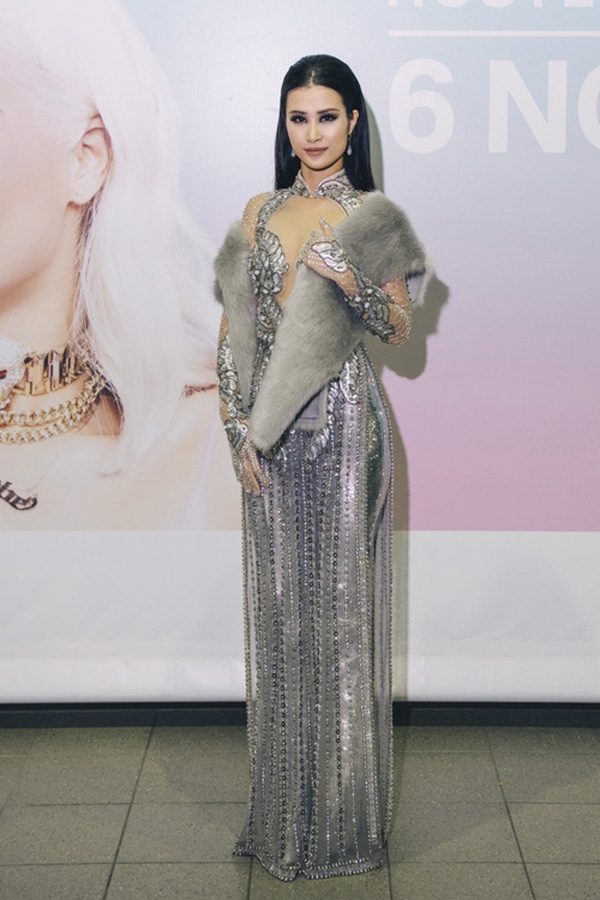 
Đông Nhi diện áo dài trên nền chất liệu ánh kim nổi bật khi tham gia một sự kiện trao giải tại Hàn Quốc. Tổng thể trở nên mới lạ khi kết hợp cùng khăn choàng lông đặc trưng của mùa Thu - Đông.
