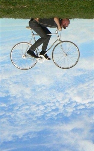 
Chạy xe đạp trên mây nhưng chỉ đơn giản là lật ảnh ngược lại thôi. (Ảnh: internet)