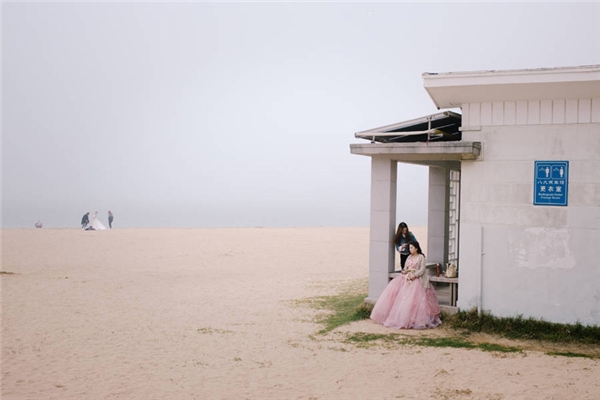 
Một cô dâu chuẩn bị chụp ảnh cưới tại một bãi biển ở Thanh Đảo, Sơn Đông, Trung Quốc. (Ảnh: Mankichi Shinshi)