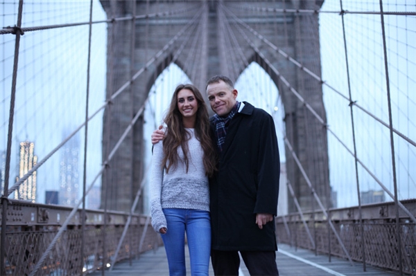 Alyssa và Oliver chụp ảnh khi đi New York.