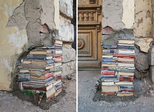 
Tận dụng chính những quyển sách cũ trong thư viện để chèn vào chân tường bị hổng lỗ. Trông vừa nghệ thuật lại đầy vẻ "trí thức"!