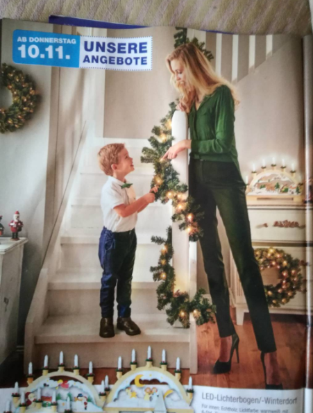 Có lẽ bạn cũng đã nhận ra sự bất thường ở đây: Chân bà mẹ trong đoạn quảng cáo này quá dài.