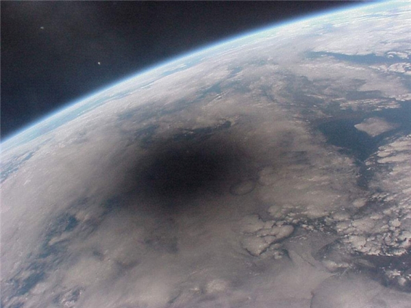 
Cảnh nhật thực nhìn từ không gian.