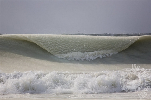 
Những con sóng bị đóng băng ngay tại chỗ trên bờ biển đảo Nantucket, Cape Cod, Massachusetts.