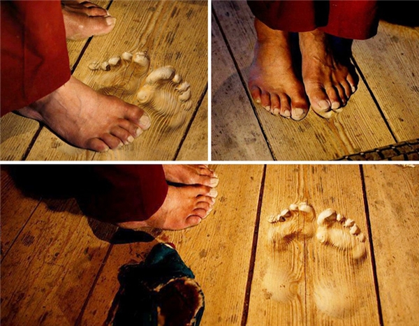 
Dấu chân của một thầy tu in trên nền gỗ sau khi đứng cầu nguyện tại cùng một vị trí trong suốt nhiều năm.
