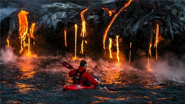 
Một người bơi xuồng kayak mạo hiểm tiến gần đến những dòng nham thạch nóng chảy ở Hawaii.