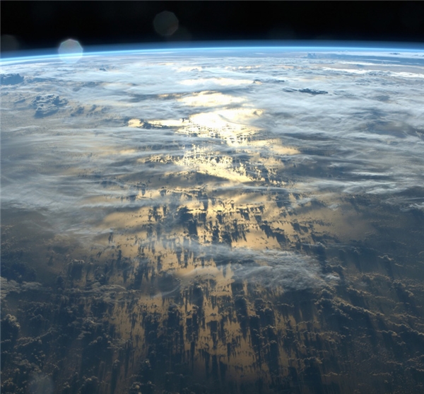 
Những cái bóng dài đến hàng ngàn cây số của những đám mây bao phủ lấy Trái Đất.
