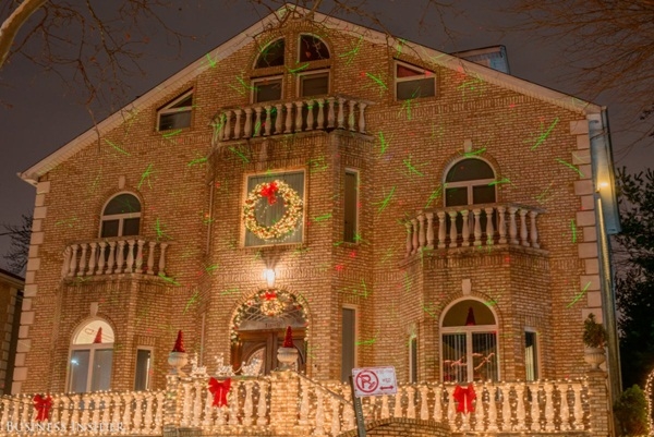 
Không giống những kiểu trang trí Giáng sinh khác, ngôi nhà này chọn trình diễn một đại tiệc ánh sáng đầy thú vị.