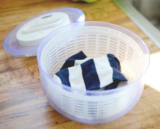 
Dùng ngay hộp quay khô rau trong nhà bếp để hô biến cho những loại quần áo nhỏ nhắn khi vừa mới giặt xong nhé, đảm bảo là khô nhanh không cần đến máy sấy luôn. 
