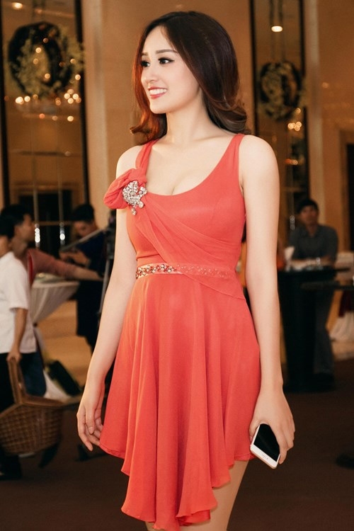 
Trước đó, trên thảm đỏ giới thiệu vòng chung khảo Hoa hậu Việt Nam 2016 khu vực phía nam, Mai Phương Thúy bị nhận xét lạc quẻ khi diện bộ váy ngắn cũn như đang dạo phố. Tuy nhiên, giá của mẫu thiết kế này lại lên đến con số nghìn đô.