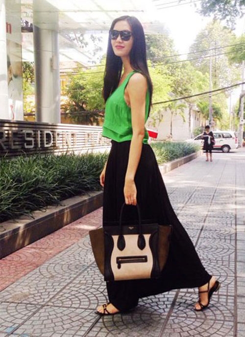 
Thùy Dung lại thường xuyên phối những chiếc túi hiệu không ăn nhập với trang phục. Phong cách thời trang của Hoa hậu Việt Nam 2008 khá thất thường.