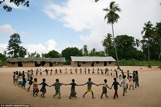 
Trong bức ảnh là những đứa trẻ nắm tay. chơi đùa với nhau thành hình vòng tròn, trong giờ ra chơi tại trường tiểu học Mulemba ở Maganja da Costa - một trong những quận nghèo nàn nhất của thị trấn Zambezia. 