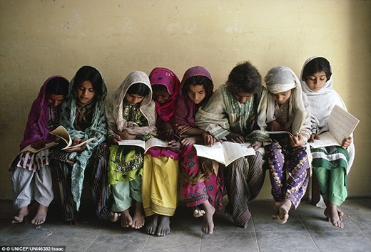 
Những bé gái cùng nhau chia sẻ sách tại một ngôi trường ở thành phố Karachi, Paskitan vào năm 1943. 