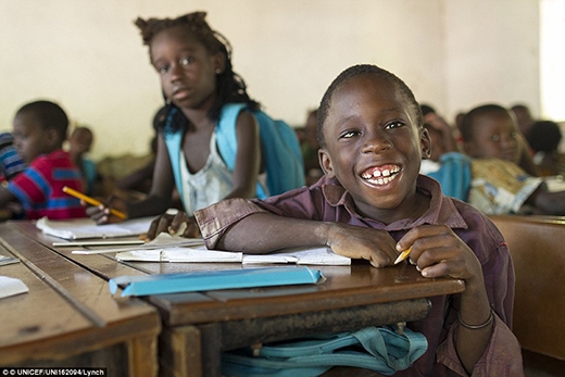 
Cậu bé Usher Sanca 7 tuổi - học sinh cấp một tại Unicef - tổ chức hỗ trợ trường tổng hợp Ponta Nova, thị trấn Ponta Nova, khu vực Oio, Guinea Bissau. 