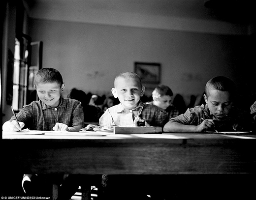 
Ba bé trai mặc bộ quần áo được quyền góp bởi Hội chữ thập đỏ Hà Lan đang ngồi học tại một ngôi trường thuộc thành phố Karlovac, phía tây bắc Croatia. 