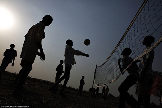 
Các bé trai - những đứa trẻ chịu nhiều ảnh hưởng bởi nạn bạo lực sắc tộc quốc tế đang chơi bóng chuyền bên ngoài trung tâm hỗ trợ của Unicef tại thị trấn Pibor, quốc gia Jonglei. 