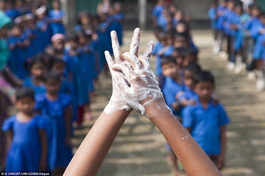 
Một thành viên đội cứu hỏa của trường hướng dẫn cách rửa tay cho những đứa trẻ hằng ngày tại trường tiểu học chính phủ Sakhua, Ishworgonj, Mymensingh. 