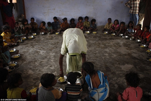  
Những đứa bé suy dinh dưỡng đang nhận bữa ăn tại trung tâm Anganwadi tại thị trấn Sullineabad, quốc gia Bihar. 