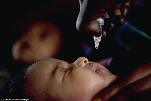 
Một đứa trẻ đang nhận vắc xin phòng bại liệt tại trạm y tế dành cho trẻ em ở bệnh viện Omdurman, Khartourn, thủ đô Sudan. 