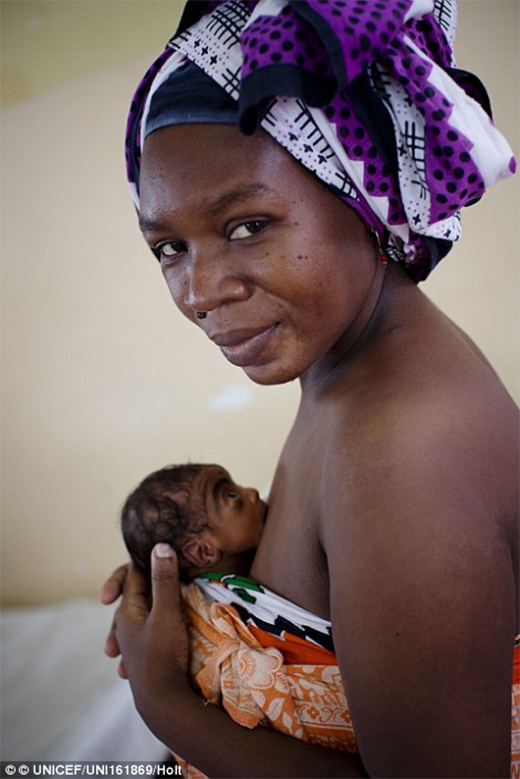 
Một người phụ nữ đang ôm chặt con của cô ấy tại ngôi nhà dành cho các bà mẹ Mwembeladu ở Zanzibar, Tanzania.