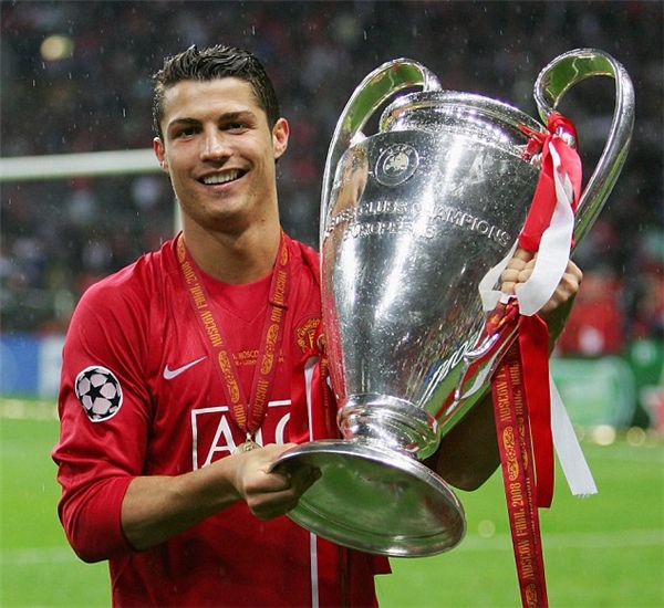 
Ronaldo trong màu áo "Quỷ đỏ" với chiếc cúp năm 2008. (Ảnh: internet)