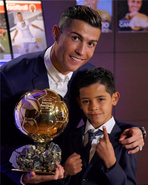 
Cậu bé cùng bố đi dự lễ trao giải Quả bóng vàng 2016.