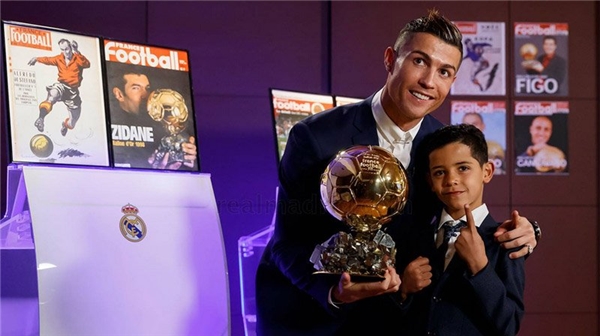 
Ronaldo nhận giải Quả bóng vàng 2016 cùng con trai Cristiano Jr. (Ảnh: internet)