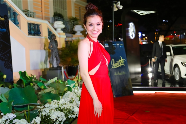 
Hoa hậu Thùy Lâm cuốn hút với sắc đỏ rực rỡ cùng thiết kế cắt xẻ táo bạo ở phần ngực. Sau 8 năm đăng quang, cô vẫn trẻ trung như thuở xuân thì.