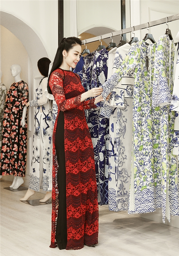 
Chiếc áo dài ren được Adrian Anh Tuấn đặc biệt thiết kế phù hợp với vóc dáng của Linh Nga