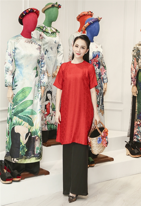 
Trong trang phục áo dài lụa của NTK Thuỷ Nguyễn, Linh Nga khoe vẻ dịu dàng, đằm thắm
