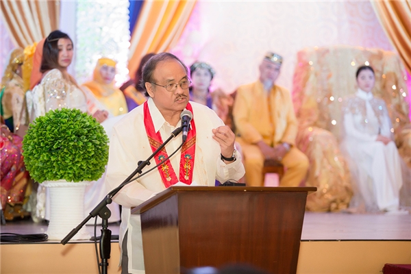 
Do bận công việc Chính phủ, Tổng thống Philippines Rodrigo Roa Duterte đã không thể có mặt trong ngày đại lễ sắc phong của công chúa Lý Nhã Kỳ. Ngài Tổng thống đã cử ông Nathaniel Dalumpines, Thư ký đại diện của ông ở vùng Mindanao thay mặt tham dự và đọc lời chào mừng tới Hoàng gia Mindanao và công chúa Lý Nhã Kỳ.