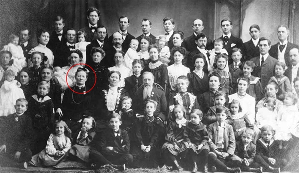 
Bức ảnh được cho là của vợ chồng Feodor Vassilyev cùng gia đình đông đúc của mình. Trong khoanh đỏ là người vợ đầu tiên, sinh 69 người con.