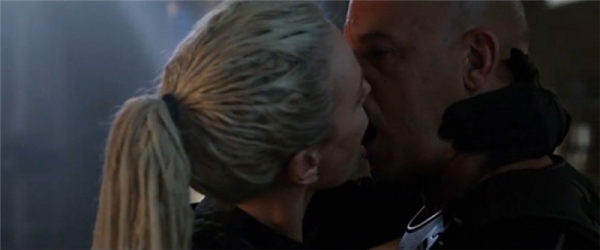 
Màn khóa môi ấn tượng giữa Charlize Theron và Vin Diesel.