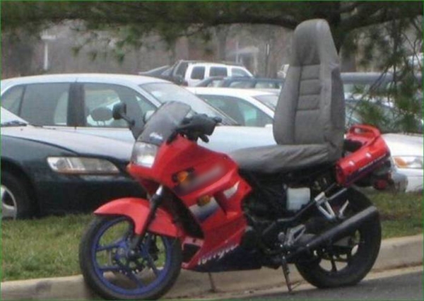 
Mê xe mô-tô nhưng ngồi nhiều ê mông nên cuối cùng phải bấm bụng sắm thêm cái ghế.