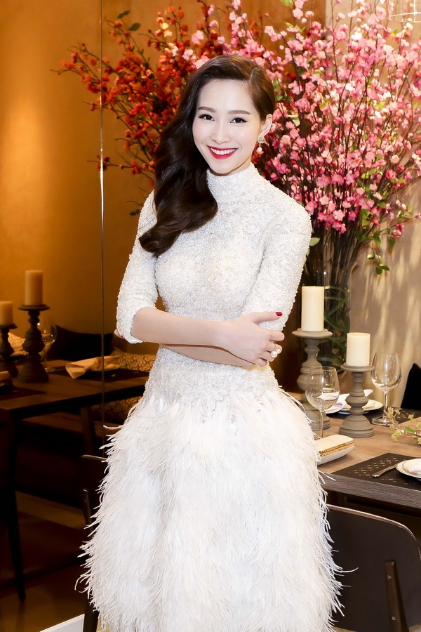 Hoa hậu Việt đọ váy lông vũ: Ai xứng danh 