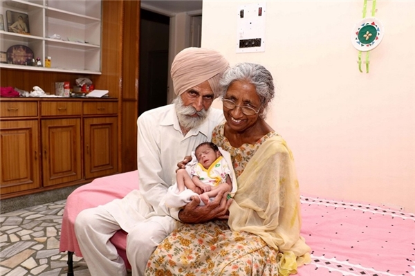 
Trong ảnh là một cặp vợ chồng Ấn Độ tuổi ngoài 70 với cậu con trai đầu lòng. Với khát khao được làm mẹ, làm cha cháy bỏng, bà Daljinder Kaur (72 tuổi) cùng chồng Mohinder Singh Gill (79 tuổi) đã quyết định nhờ cậy vào kĩ thuật thụ tinh trong ống nghiệm. Cháu bé chào đời vào ngày 19/4 vừa qua.