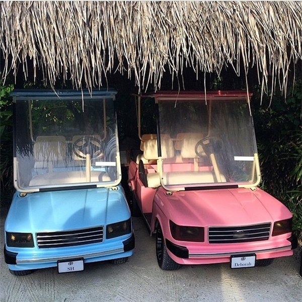 
Trong một kỳ nghỉ tại Maldives, sân golf đã đặc biệt chuẩn bị riêng cho vợ chồng Hung hai chiếc xe xanh dương và hồng với biển số là tên của mỗi người.