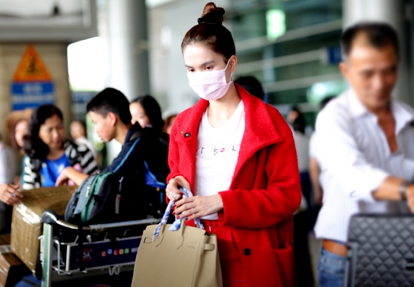 Ngọc Trinh bị rạch hành lý tại sân bay khi vừa trở về từ Mỹ - Tin sao Viet - Tin tuc sao Viet - Scandal sao Viet - Tin tuc cua Sao - Tin cua Sao