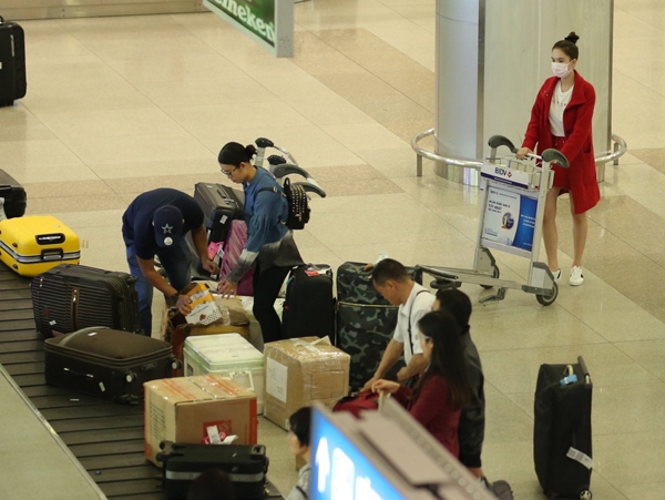 Ngọc Trinh bị rạch hành lý tại sân bay khi vừa trở về từ Mỹ - Tin sao Viet - Tin tuc sao Viet - Scandal sao Viet - Tin tuc cua Sao - Tin cua Sao