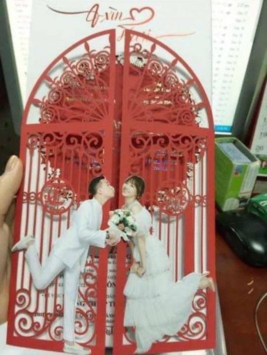 
Thiệp cưới của Trấn Thành và Hari Won đã được chuyển đến tận tay của từng khách mời. - Tin sao Viet - Tin tuc sao Viet - Scandal sao Viet - Tin tuc cua Sao - Tin cua Sao