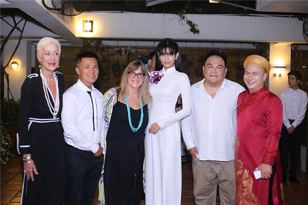 
Trương Thị May chụp ảnh cùng các khách mời.