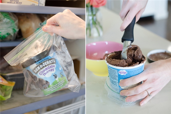 
Khi cất hũ kem vào ngăn đông, nên cho nó vào một chiếc túi khóa miệng để kem không bị đông cứng mà luôn mềm xốp.