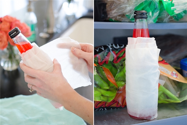 
Làm cách nào để làm lạnh một chai nước trong vòng 10 phút? Chỉ cần quấn một lớp khăn giấy ướt xung quanh chai rồi cho vào tủ lạnh là xong.