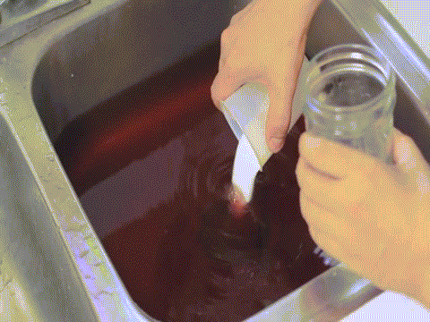 
Cách đơn giản để xử lý những chiếc bồn rửa bị nghẹt: cho ½ cốc baking soda và 1 cốc giấm vào chiếc bồn đang bị tắc và chờ phản ứng hóa học xảy ra. Mọi thứ tắc nghẽn trong đường ống sẽ bị đẩy xuống cống.
