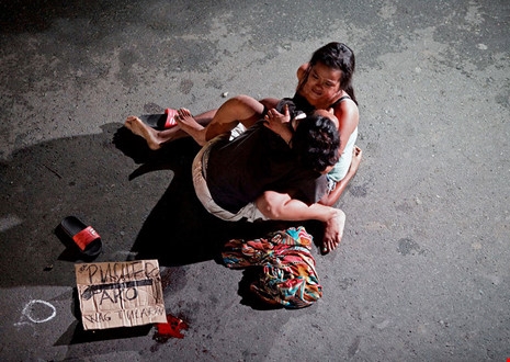
Jennilyn Olayres ôm xác chồng bị bắn chết trong cuộc truy quét tội phạm ma túy của chính phủ Philippines. (Ảnh: internet)