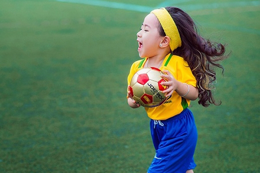 
Cô bé đáng yêu trong màu áo của đội tuyển Brazil. 