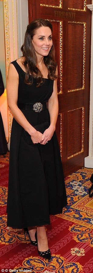 
Chiếc váy đen thuộc thương hiệu Preen by Thornton Bregazzi có giá 995 bảng Anh.